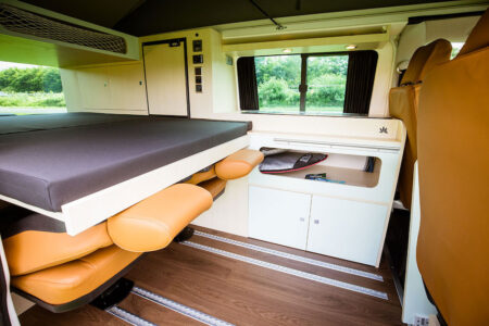 On peut constater ici la profondeur du rangement à planches...