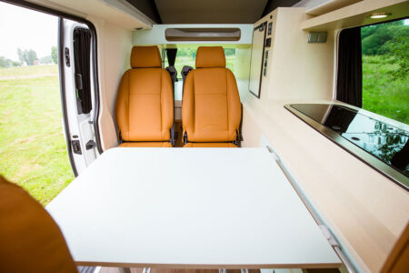 Modulable, "Hossegor" propose deux sièges indépendants, coulissants sur rail et démontables sans outil (marque Scora).