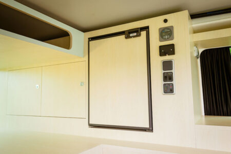 Réfrigérateur 40L à compression, placé en hauteur.