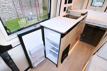 Le réfrigérateur à compression offre une capacité de 84 litres