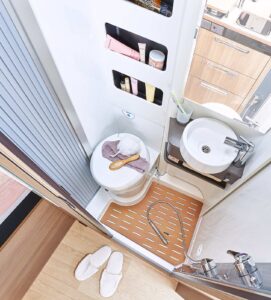 Également à bord du Magellan 746 Limited (6,36 m) la salle d'eau "Duo'Space" optimise l'espace du Magellan 641