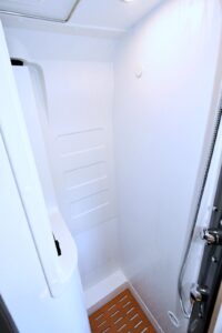 Le "Duo'Space" rabattu vers le WC : position douche