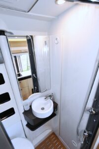 Le "Duo'Space" collé au mur : position cabinet de toilette