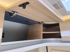 Des placards de pavillon de belle facture : 32,5 cm de profondeur et 29 cm de hauteur