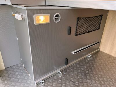 Réservoirs d'eau dans le meuble, douchette extérieure (eau chaude et froide), lumière, bouche de chauffage, œillets d'arrimage, rien ne manque dans la soute