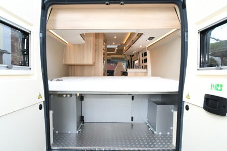 En position lit double, la soute et ses 68 cm de hauteur offrent un volume de stockage plus important qu'à l'accoutumée