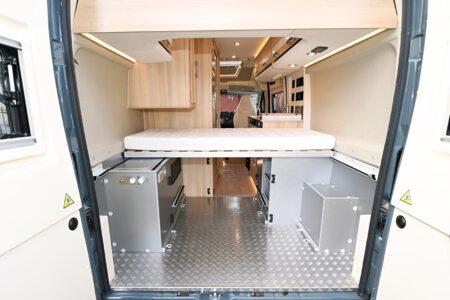 En position lit simple, c'est une véritable plateforme d'utilitaire que propose le Campérêve 641