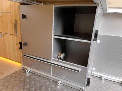 En face le coffre à gaz et des zones de rangement