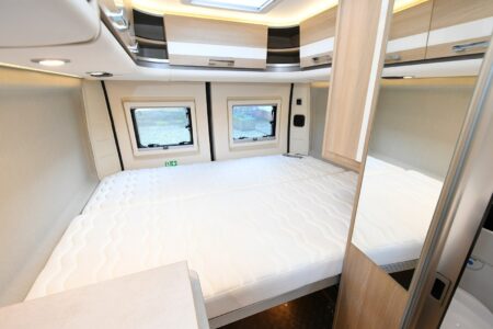 Si la longueur du couchage affiche 196 cm, précisons que les matelas ne font que 183 cm de long pour permettre leurs manipulations et celle du sommier peigne.