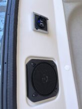 Les haut-parleurs sont intégrées au Pack Confort+, ici dans la chambre jouxtant porte arrière