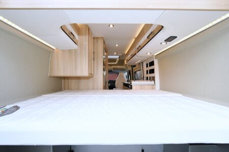 Deux matelas Bultex de 11 cm d'épaisseur et 77 cm de large composent un grand lit double de 154 cm.