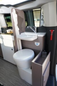 Vasque basculante au-dessus du WC