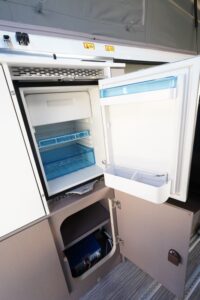 Réfrigérateur à compression bien placé, à bonne hauteur.