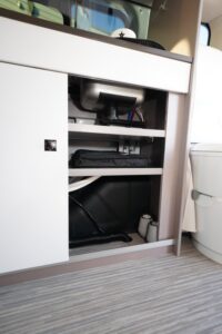 Le passage de roue réduit le placard bas.