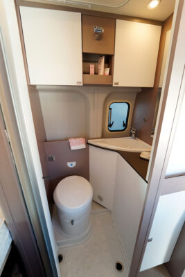 Une baie ouvrante assure l'aération du cabinet de toilette. En bas à droite, on aperçoit la porte de la penderie.