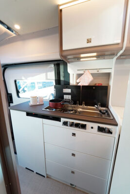 La cuisine propose une vraie surface de travail. C'est agréable !