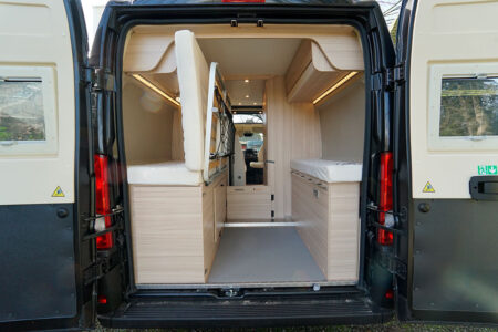 Dans le cadre d'une utilisation à deux, on pourra libérer la soute de manière permanente et ainsi transporter des équipements encombrants. Attention, dans cette configuration, la penderie ne peut pas pivoter.