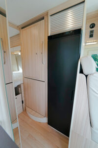 Dreamer fait le choix d'un frigo à compression, alimenté en 12 V uniquement. Ce type d'appareil affiche de meilleures performances par fortes chaleurs.