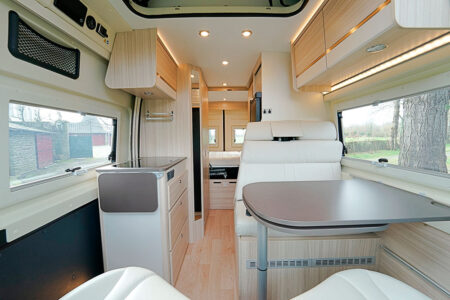 Mobilier aux tons clairs et sellerie crème, l'ambiance du Dreamer D55 UP BLACK ADDICT est moderne et lumineuse.