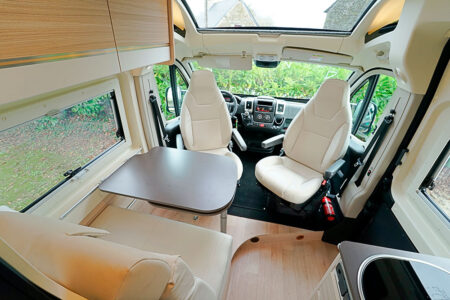 Le plateau de table affiche de belles dimensions (82 x 52,5 cm) ; il est doté d'une rallonge. La banquette passager ne brille pas par son confort mais c'est le propre de la grande majorité des fourgons.
