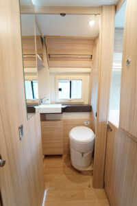 De par son étroitesse, le cabinet de toilette pourra difficilement être utilisé porte fermée.