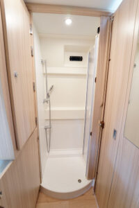 Le toit relevable prive la douche d'un lanterneau. L'aération est assurée par une simple grille (ici en noire).