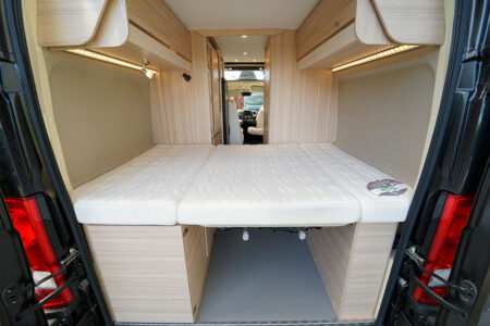 Les bandeaux de leds apportent un peu de chaleur à la chambre, plutôt dépouillée. Les quatre placards de pavillon présentent une profondeur de 31 cm. Ils sont dépourvus d'étagère intermédiaire.