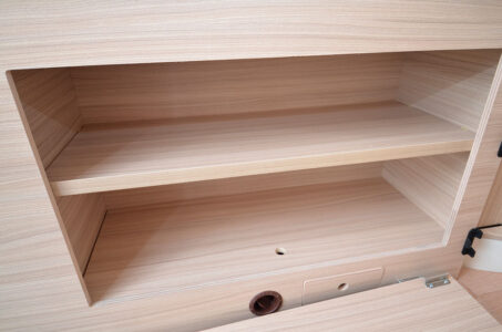 Le coffre sous le lit présente un beau volume pour le rangement. En guise de porte, un simple panneau amovible.