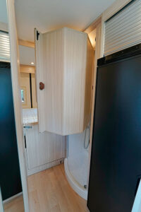 Ici en train de pivoter, la penderie qui se trouvait dans la douche va venir se placer au-dessus du lit. Se faisant, elle protège des regards indiscrets qui pourraient venir des portes arrière.