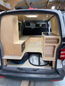 La découpe du faux plancher à l'arrière facilite la montée à bord.