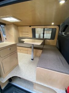 A l'entrée également, le faux plancher est découpée pour faciliter l'accès à bord.