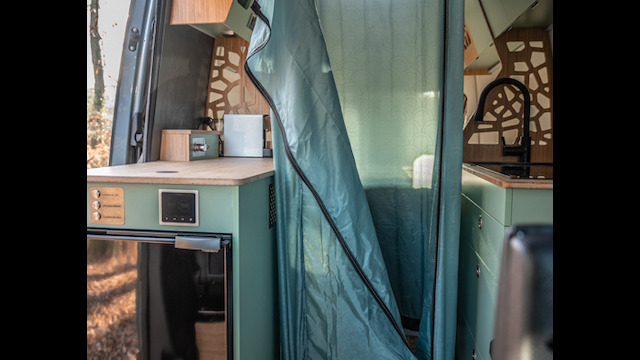 Pour optimiser l'espace, ce modèle Musher fait le pari d'une douche escamotable (via un bac installé dans un tiroir et un rideau souple amovible).