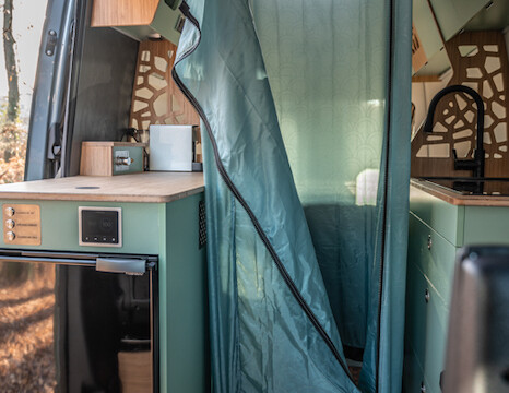 Pour optimiser l'espace, ce modèle Musher fait le pari d'une douche escamotable (via un bac installé dans un tiroir et un rideau souple amovible).