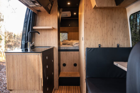 L’une des signatures des fourgons Musher, c’est leur élégant plancher en chêne massif façon pont de bateau.