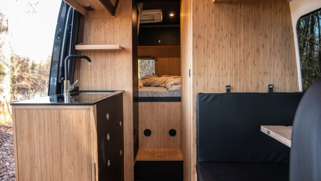 L’une des signatures des fourgons Musher, c’est leur élégant plancher en chêne massif façon pont de bateau.