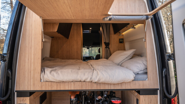 Comme dans un cocon... La chambre intègre un large volet en bois qui se relève à l’aide de vérins lorsque les portes arrières sont ouvertes. Original ! Une ouverture est prévue.