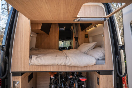 Comme dans un cocon... La chambre intègre un large volet en bois qui se relève à l’aide de vérins lorsque les portes arrières sont ouvertes. Original ! Une ouverture est prévue.