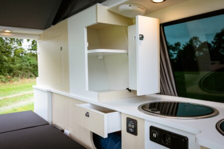 Unik Van - La partie supérieure libère également des rangements. Accès très large avec cette ouverture dans l'angle.