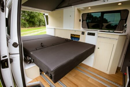 Unik Van - Une banquette de 115 cm de large. Un peu plus avec une mousse complémentaire.