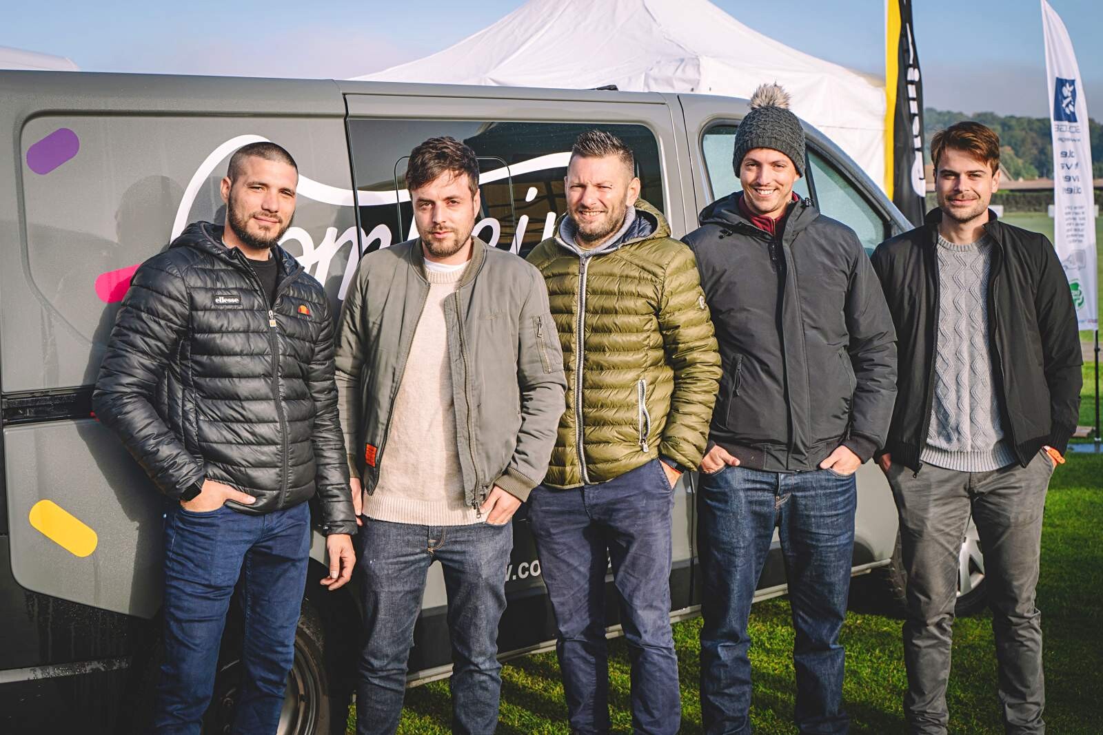L'équipe de Combeing au Camper Van Week-End de Chantilly en octobre 2021 : Kévin Poully, Raphaël Protière, Mathieu Boichon, Clément Lantonnat et Thomas Milan (Adrien Laveille est absent de la photo) - © Dana Tentea.