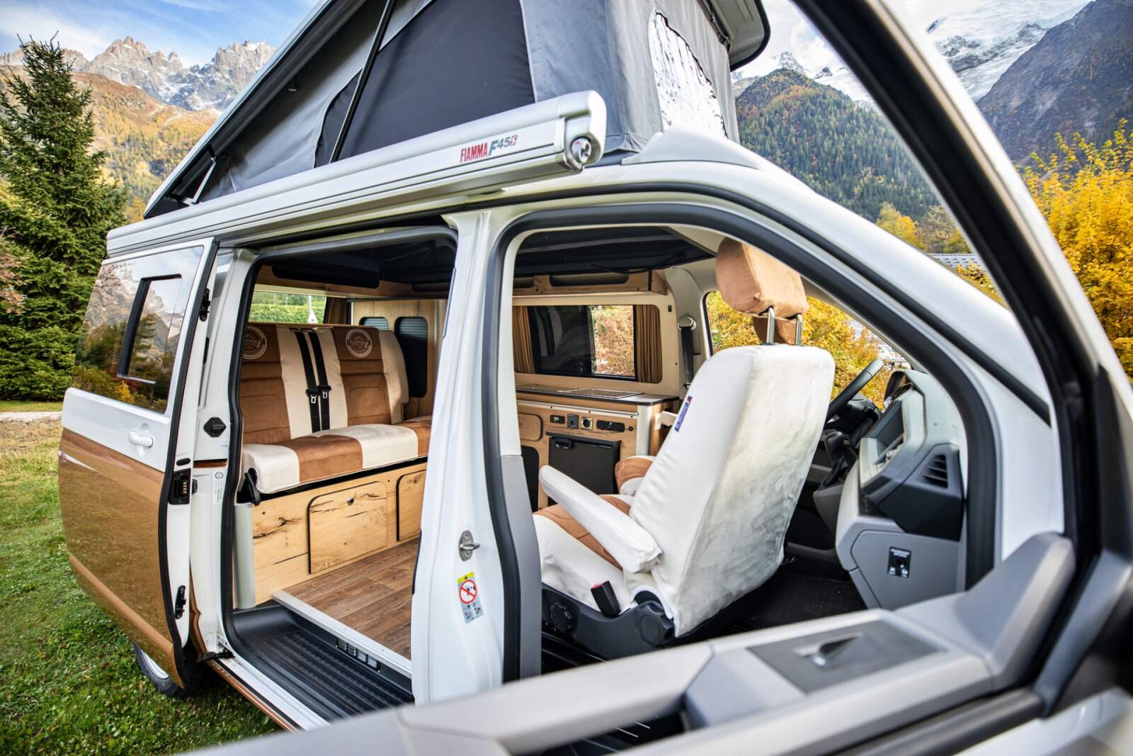 1er modèle présenté au Camper Van Week-end, ce Volkswagen Transporter T6.1 (L1H1) bicolore