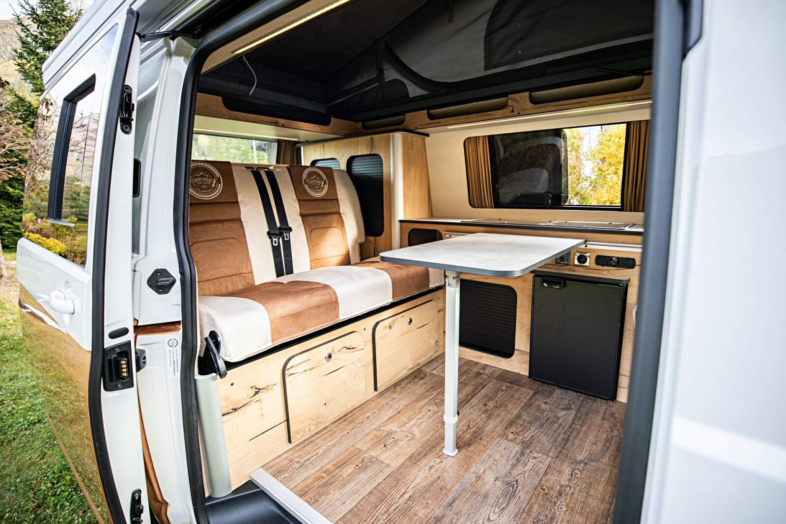 Il arbore l'indémodable aménagement "Envers des Aiguilles", avec cuisine latérale et banquette transformable.