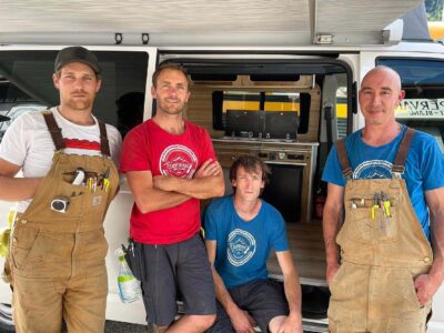 Julien Périmony (T-shirt rouge) entouré de son équipe