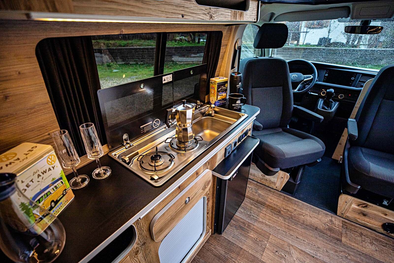 Un bloc cuisine complet, avec combiné 2 feux au gaz, évier Dometic et réfrigérateur 50 L à compression