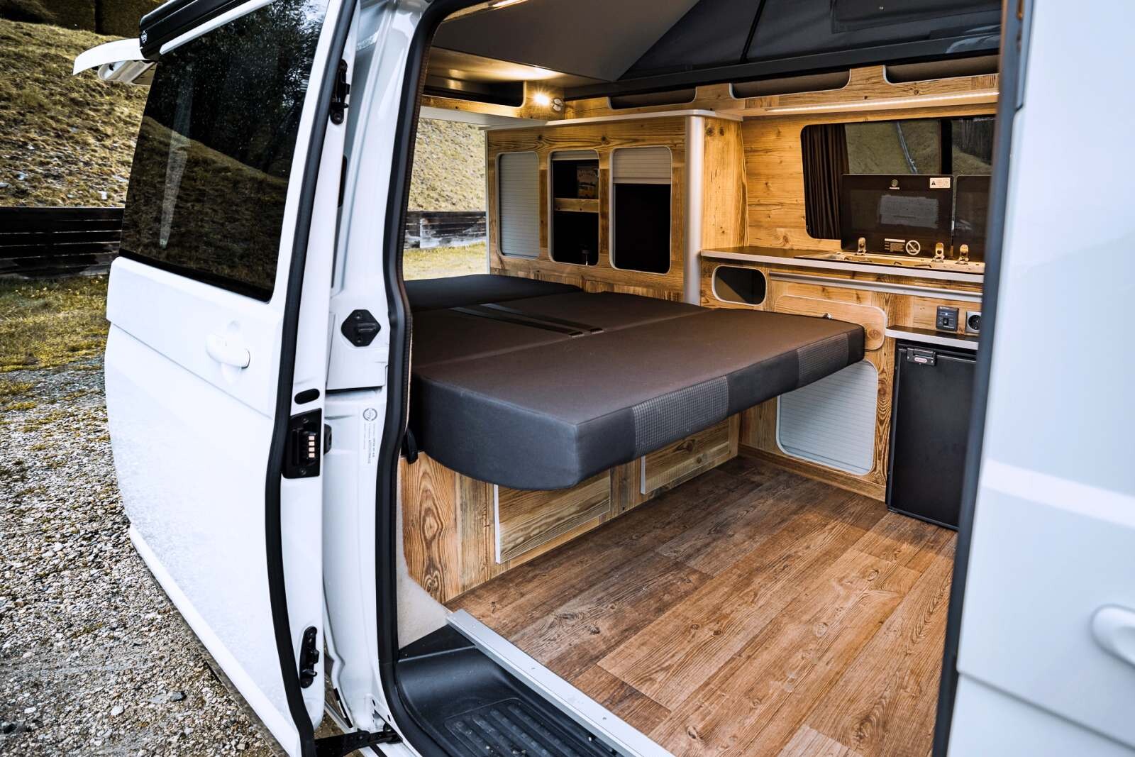 La banquette RIB homologuée route, est convertible en lit 2 places.