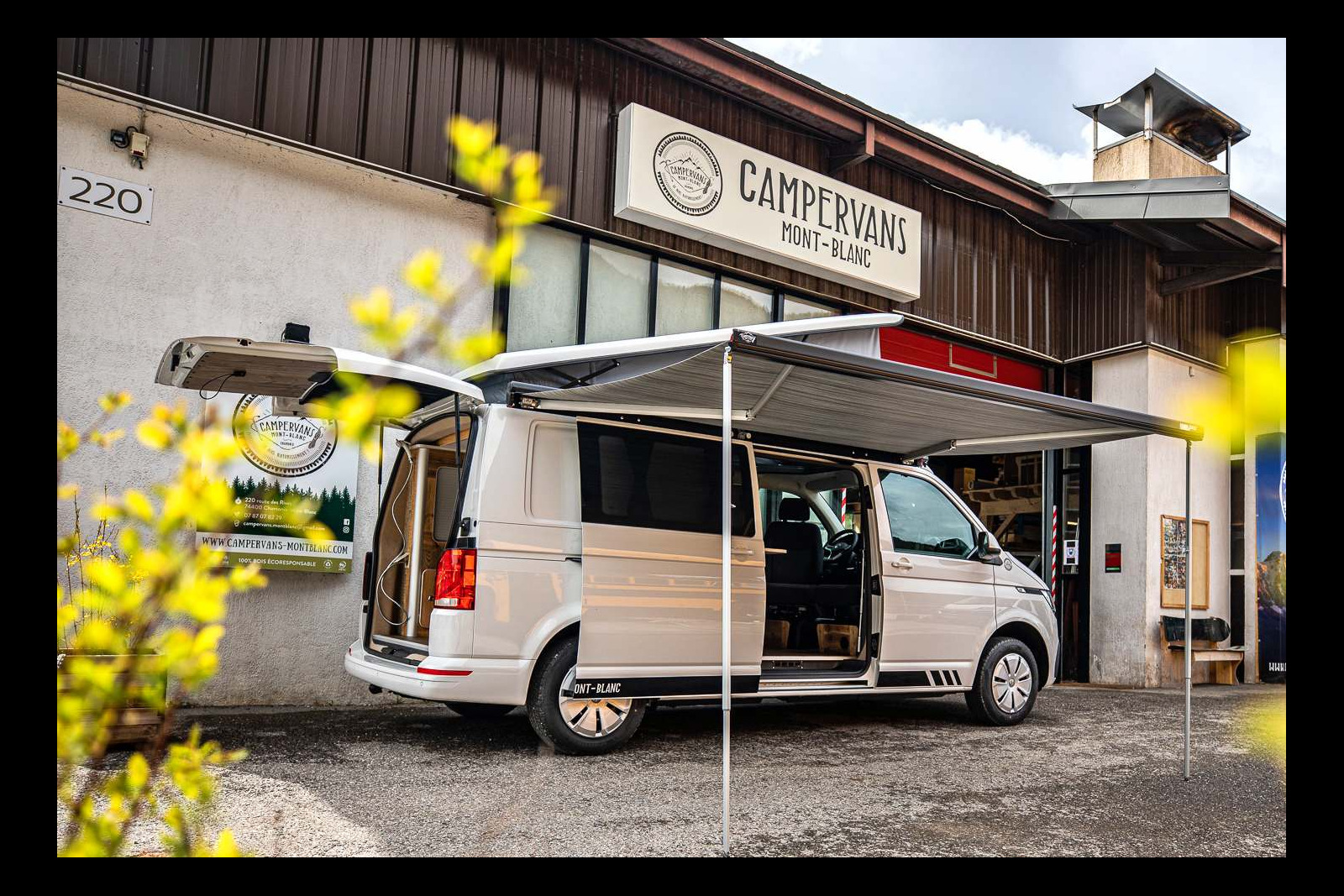 2ème modèle présenté au Camper Van Week-end, ce Volkswagen Transporter T6.1 (L2H1) tout équipé avec auvent, douchette extérieure...