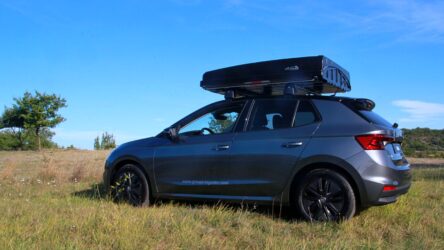 La coque fermée affiche seulement 28 cm d'épaisseur, son poids varie de 60 à 66 kg selon l'équipement choisi