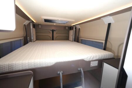 Lit en position intermédiaire à 60 cm du plafond.