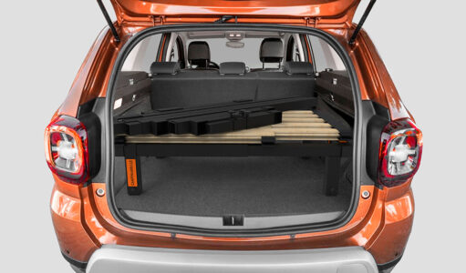 Une fois repliée, Alphée tient dans le coffre et la banquette passagers peut être relevée. Ici sur un Dacia Duster.