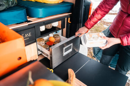 Le frigo de 20 l est proposé en option. Il peut être remplacé par un espace de rangement. ©Mathis Decroux